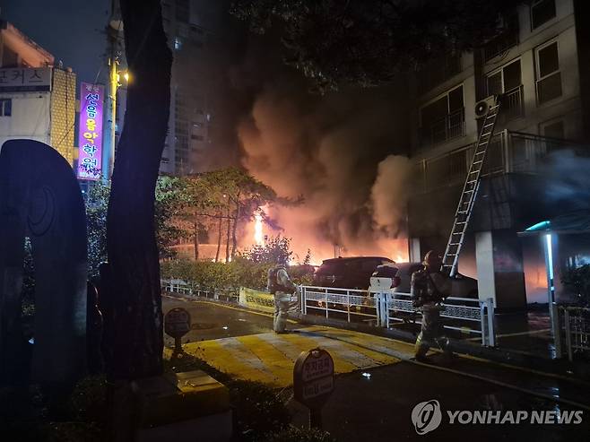 광명 아파트 화재로 3명 심정지 (광명=연합뉴스) 17일 오후 경기 광명시 소하동 한 아파트 1층 필로티 주차장에서 불이 나 3명이 심정지 상태로 병원에 옮겨졌다. 또 1명이 전신화상을 입고 2명이 연기를 마셔 치료받고 있다.
    사진은 불이 난 아파트. 2025.7.17 [독자 조기윤씨 제공. 재판매 및 DB 금지] stop@yna.co.kr