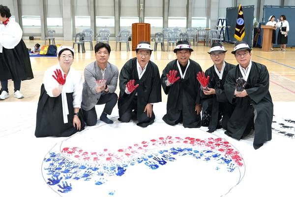 한국자유총연맹 하남시지회는 18일 하남종합운동장 다목적체육관에서 ‘제6회 나라사랑 태극기 그림그리기 대회’를 개최했다. 2025.7.18 /한국자유총연맹 하남시지회 제공
