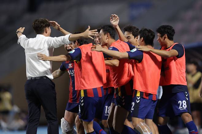 18일 수원종합운동장에서 열린 하나은행 K리그1 2025 22라운드 홈 경기서 광주를 물리치고 7경기만에 승리한 수원FC 선수들이 김은중 감독과 기쁨을 나누고 있다. 사진=한국프로축구연맹