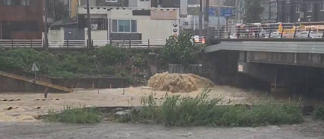 지난 14일 갑작스러운 폭우에 하천물이 범람해 언더패스가 침수된 모습 (사진=대전경찰청 제공)