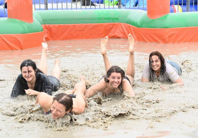 20일 충남 보령 대천해수욕장에서 열린 보령 머드축제에 참가한 외국인 관광객들이 진흙을 뒤집어쓰고 즐거운 시간을 보내고 있다. 김주형 기자 kjh2667_@cctoday.co.kr