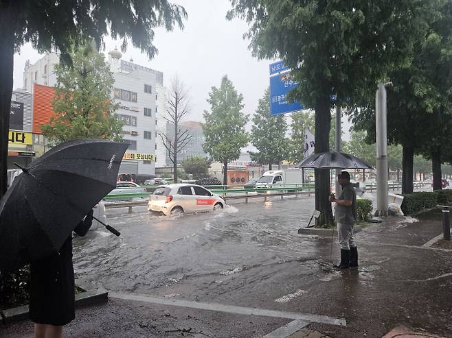 기습적인 폭우가 극심한 정체현상과 함께 침수 피해를 당한 광주역 일대. / 김다란 기자
