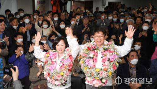 ◇2020년 4월16일 21대 국회의원 선거에서 당시 무소속으로 강릉에 출마했던 권성동 후보가 당선 후 부인 김진희씨와 선거캠프에서 환호하고 있다. 강릉=권태명기자