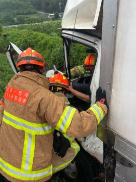 ◇17일 오전 9시54분께 인제군 남면 국도에서 5톤 트럭과 군용트럭이 충돌하는 사고가 발생, 소방대원이 트럭 운전자를 구조하고 있다.