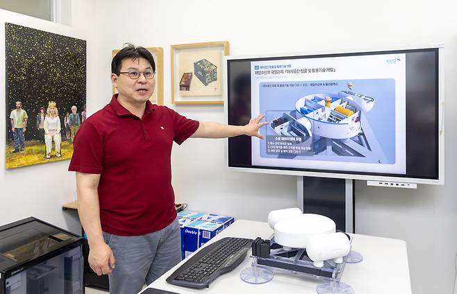 한국해양과학기술원 한택희 책임연구원이 부산 영도구 한국해양과학기술원에서 차가운 바닷물을 활용해 냉각의 효율을 높이는울산 탄소제로 하이퍼스케일 수중 데이터센터 단지 구축 기술에 대해 설명하고 있다. 최지원 기자
