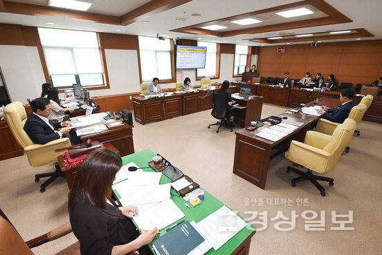 ▲ 울산시의회 문화복지환경위원회가 17일 시의회 문화복지환경위원회 회의실에서 조례안 등을 심사했다. 시의회 제공
