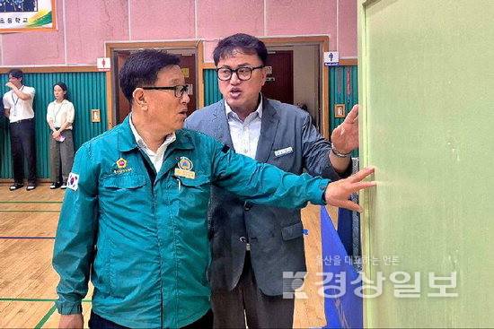 ▲ 울산시의회 김수종 부의장이 17일 울산 동구 문현초등학교를 찾아 체육관 내 창고 구조물을 점검하고 있다. 시의회 제공