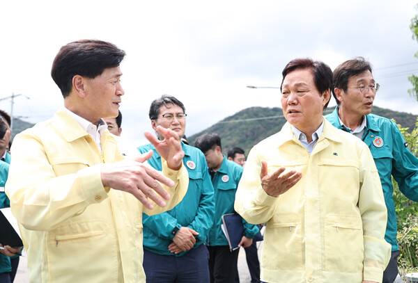 박완수 경남도지사와 안병구 밀양시장이 18일 호우 피해 현장인 밀양시 청도천 일대를 찾아 하천 범람 상황을 점검하고 있다. /경남도&nbsp;