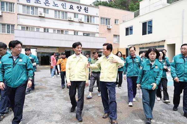 박완수 경남도지사와 안병구 밀양시장이 18일&nbsp;집중호우로 입소자들이 긴급 대피했던 밀양 무안면 한 요양원을 찾아 상황을 점검하고 있다.&nbsp;/경남도