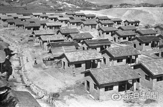 1961년 11월 영주 수해로 집을 잃은 주민들을 위해 하망동에 짓고 있는 재건주택 건설 현장. 왼쪽 수로는 복개돼 현재 영주시 향교길 59번길 도로로 사용중이다. 사진=매일아카이빙센터