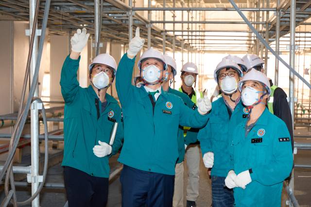 천영기 통영시장 일행이 통영대교 개선 사업 현장을 점검하고 있다. 통영시 제공