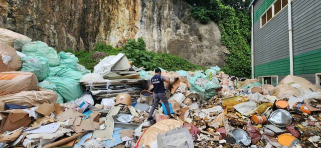 경남도 특별사법경찰이 폐기물 무단방치 현장을 수사하고 있다./경남도/