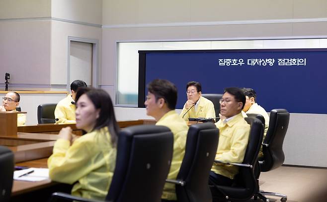이재명 대통령이 18일 정부서울청사 중앙재난안전상황실 서울상황센터에서 열린 집중호우 대처상황 점검회의를 주재하며 화상 연결로 관계 부처, 지자체 등의 보고를 받고 있다. 연합뉴스