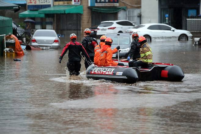 17일 오후 대구 북구 노곡동에서 119구조대가 보트를 타고 인명 수색을 하고 있다. 이날 갑작스러운 폭우로 노곡동 일대가 침수됐다. (사진=연합뉴스)
