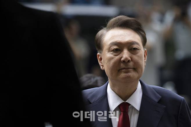 윤석열 전 대통령이 지난 9일 오후 구속 전 피의자 심문(영장실질심사)을 받기 위해 서울 서초구 서울중앙지방법원으로 들어서고 있다. (사진=공동취재단)