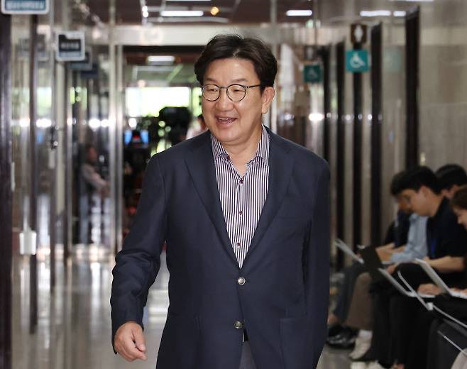 국민의힘 권성동 의원이 지난달 18일 국회에서 송언석 원내대표 주재로 열리는 4선 이상 의원들과의 간담회에 참석하기 위해 이동하고 있다. (사진=연합뉴스)