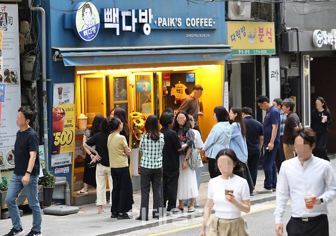 서울시내 빽다방 매장에서 소비자들이 커피 등을 구매하고 있다.(사진=이데일리 김태형 기자)