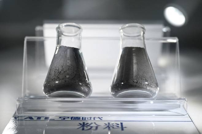 배터리에 사용되는 흑연 분말(왼쪽)과 니켈·코발트·망간(NCM) 분말.(사진=AFP)