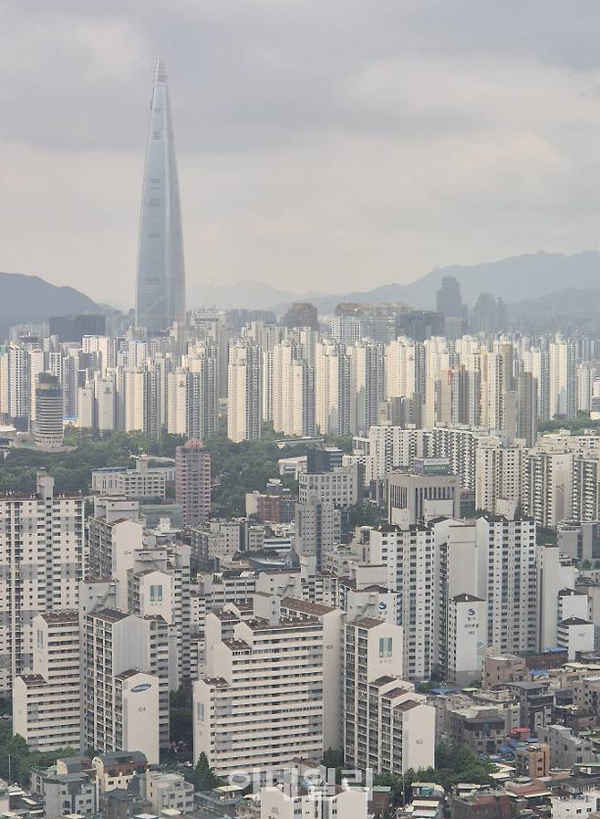 [이데일리 노진환 기자] 6일 서울 강동구 강동역 인근에서 바라본 서울 시내 아파트의 모습.