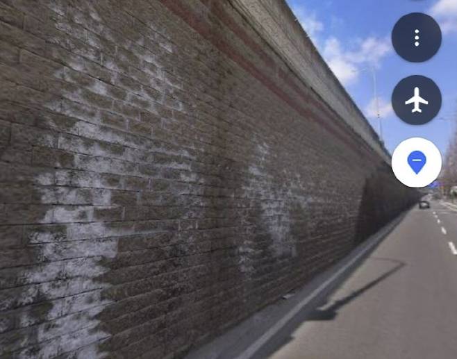 지난해 하얗게 변색한 오산 옹벽. (사진=온라인 갈무리)