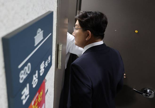 국민의힘 권성동 의원이 18일 서울 여의도 국회 의원회관 자신의 의원실로 들어가고 있다.(사진=연합뉴스)