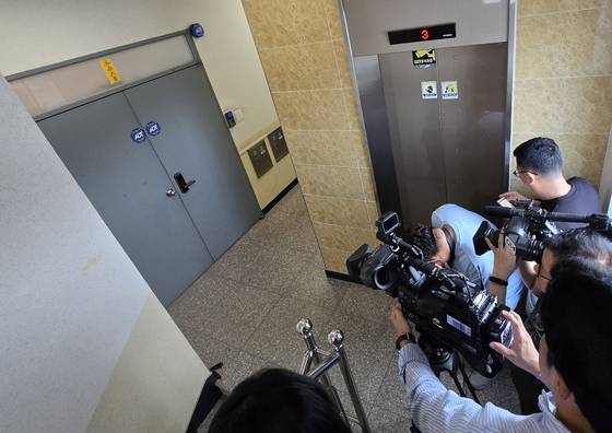 18일 강원 강릉시 국민의힘 권성동 강릉 사무실 앞에 취재진이 모여 있다. 〈사진=연합뉴스〉