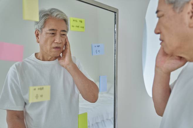 치매가 시작된 사람은 더 자주 잊어버리거나 최근에 배운 정보를 기억하는 데 어려움을 겪을 수 있다. [사진= 게티이미지뱅크]
