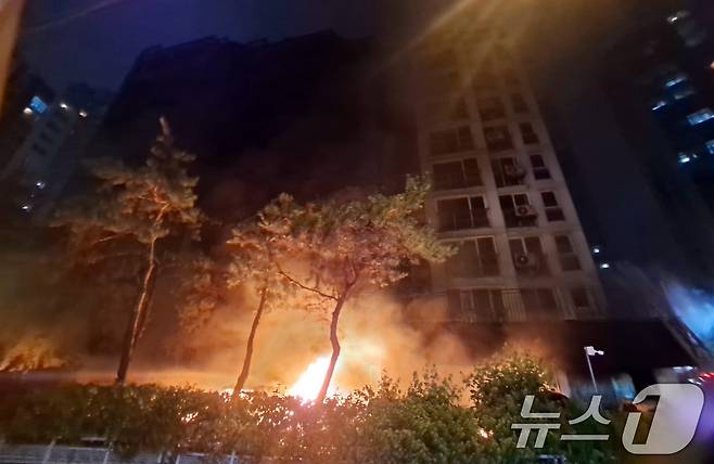 17일 오후 9시 5분께 경기 광명시 소하동 소재 10층짜리 아파트 주차장에서 불이 났다. 이 화재로 3명이 심정지 상태로 인근 병원으로 옮겨졌다.(경기도소방재난본부 제공, 재판매 및 DB 금지) 2025.7.17/뉴스1 ⓒ News1 김명섭 기자