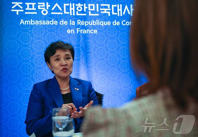 강금실 프랑스 특사단장이 17일(현지시간) 프랑스 파리의 한 식당에서 특파원 간담회를 갖고 있다. 2025.7.17/뉴스1 ⓒ News1 이준성 기자