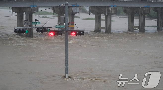 17일 충북 청주시 무심천 하상도로가 빗물에 잠겨있다. 밤사이 청주에는 230mm가 넘는 폭우가 내렸다. 2025.7.17/뉴스1 ⓒ News1 김용빈 기자