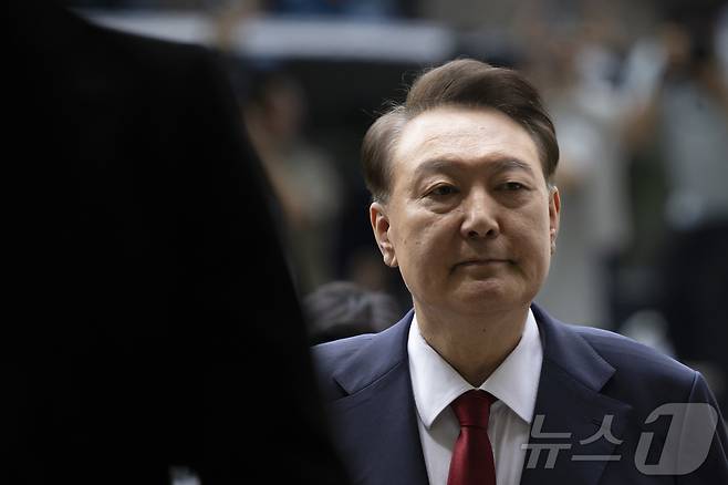 12·3 비상계엄과 관련해 특검의 수사를 받는 윤석열 전 대통령이 두 번째 구속 전 피의자심문(영장실질심사)를 받기 위해 9일 오후 서울 서초구 중앙지방법원으로 출석하고 있다. 2025.7.9/뉴스1 ⓒ News1 사진공동취재단