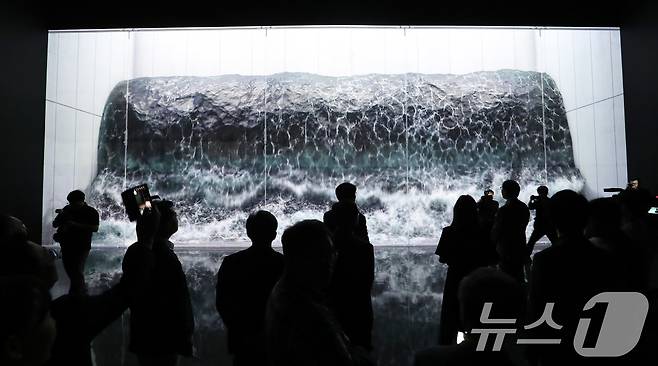 '아르떼뮤지엄 부산'에서 열린 개관식에서 참석자들이 미디어아트 전시관을 둘러보고 있다. 2024.7.18/뉴스1 ⓒ News1 윤일지 기자