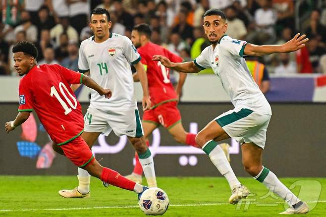 이라크와 오만의 경기 모습 ⓒ AFP=뉴스1