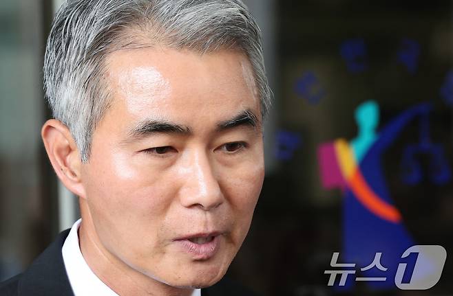 암호화폐 '위믹스'(WEMIX) 유통량 조작 의혹 혐의로 불구속기소 된 장현국 전 위메이드 대표이사가 15일 오후 서울 양천구 서울남부지법에서 열린 자본시장법 위반 1심 선고 공판에서 무죄를 선고받은 후 취재진의 질의에 답변하고 있다. 2025.7.15/뉴스1 ⓒ News1 신웅수 기자