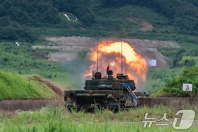 육군은 지난 1일부터 대전, 전남 장성 일대 병과학교(육군기계화학교, 육군포병학교, 육군종합군수학교) 등에서 '25-2기 육군 국제과정'을 실시하고 있다고 18일 밝혔다. K2전차 운용 기본과정에 참가한 폴란드군 교육생이 전차포를 실사격하고 있다. (육군 제공. 재판매 및 DB 금지) 2025.7.18/뉴스1