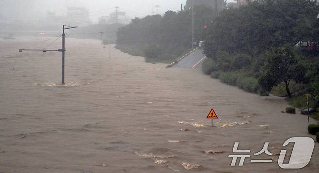17일 충북 청주시 무심천 하상도로가 빗물에 잠겨있다. 밤사이 청주에는 230mm가 넘는 폭우가 내렸다. 2025.7.17/뉴스1 ⓒ News1 김용빈 기자