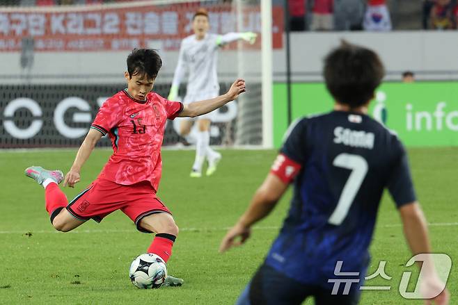 김문환이 15일 오후 경기 용인시 처인구 용인미르스타디움에서 열린 2025 동아시아축구연맹(EAFF) E-1 챔피언십 남자부 대한민국과 일본의 경기에서 패스를 하고 있다. 2025.7.15/뉴스1 ⓒ News1 김영운 기자