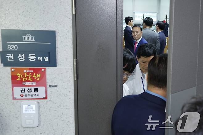 김건희 여사의 각종 의혹을 수사하는 민중기 특별검사팀이 '건진법사-통일교 의혹' 관련해 권성동 국민의힘 의원에 대한 강제수사에 착수한 18일 서울 여의도 국회 의원회관 권 의원실에 박덕흠, 권영세 등 국민의힘 의원들이 집결하고 있다. 2025.7.18/뉴스1 ⓒ News1 안은나 기자