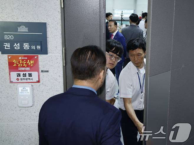 김건희 여사의 각종 의혹을 수사하는 민중기 특별검사팀이 '건진법사-통일교 의혹' 관련해 권성동 국민의힘 의원에 대한 강제수사에 착수한 18일 서울 여의도 국회 의원회관 권 의원실에 박덕흠, 권영세 등 국민의힘 의원들이 집결하고 있다. 2025.7.18/뉴스1 ⓒ News1 안은나 기자
