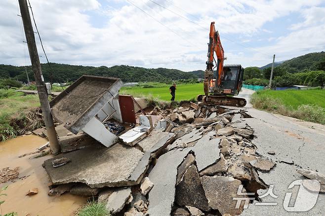 광주 북구 망월동에 위치한 대형관정이 붕괴되어 길이 끊겨 있다. 2025.7.18/뉴스1 ⓒ News1 박지현 기자