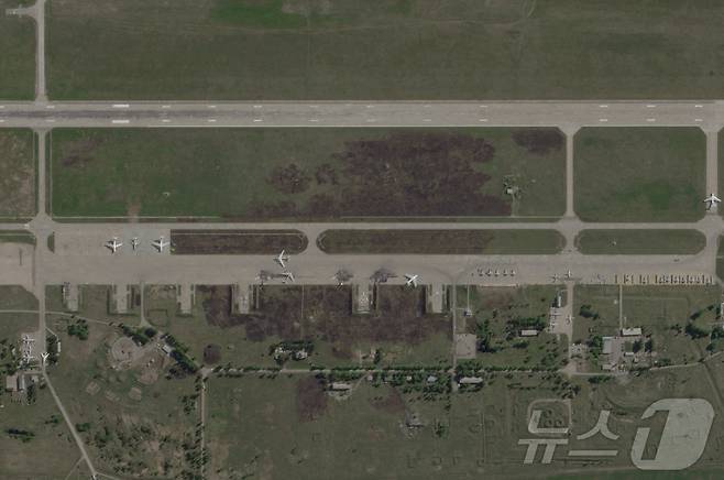 위성 사진에는 2025년 6월 4일 우크라이나가 러시아의 전략 폭격기를 겨냥한 드론 공격인 "거미줄 작전"을 감행한 후, 러시아 이르쿠츠크 지역 스텝노이 근처 벨라야 공군 기지에 파괴된 군용 항공기들이 보인다. 2025.6.4 ⓒ 로이터=뉴스1 ⓒ News1 강민경 기자