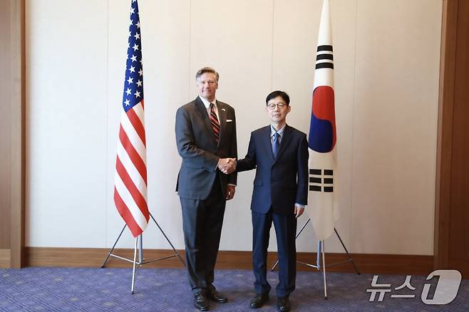 박윤주 외교부 1차관은 18일 일본 도쿄에서 크리스토퍼 랜다우 미국 국무부 부장관과 한미 외교차관협의회를 개최했다. 2025.07.18. (외교부 제공)