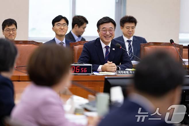 윤호중 행정안전부 장관 후보자가 18일 서울 여의도 국회 행정안전위원회에서 열린 인사청문회에서 박덕흠 국민의힘 의원의 질의에 앞서 지역구 특산물 발언에 미소를 짓고 있다. 2025.7.18/뉴스1 ⓒ News1 유승관 기자