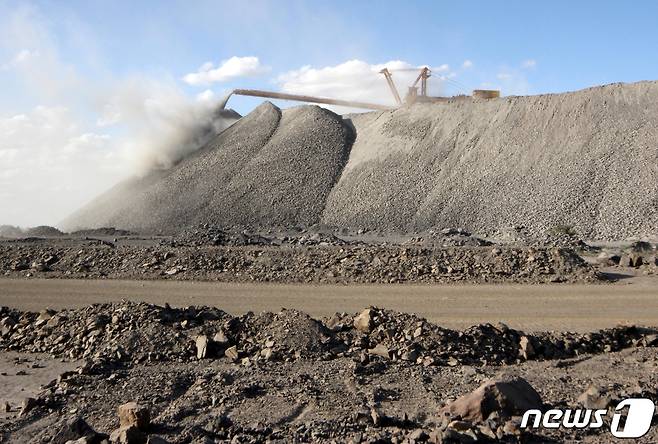 중국 바얀오보 광산에서 희토류를 채굴하고 있다. ⓒ 로이터=뉴스1 ⓒ News1 김지현 기자