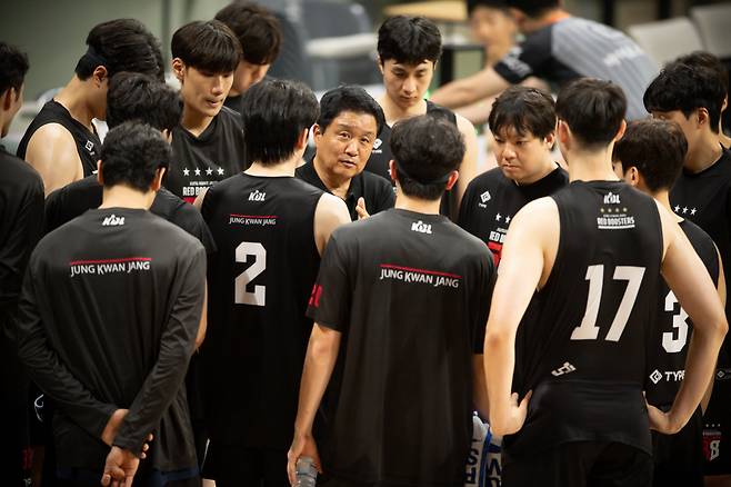 15일 열린 유니버시아드대표팀과의 연습경기에서 작전타임을 지휘하고 있는 유도훈 정관장 감독. 사진제공=KBL