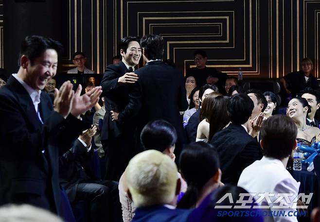 제4회 청룡시리즈어워즈(Blue Dragon Series Awards)가 18일 인천 파라다이스시티에서 열렸다. 인기스타상 이준혁에게 상 돌려주는 이준영. 인천=송정헌 기자songs@sportschosun.com/2025.07.18/