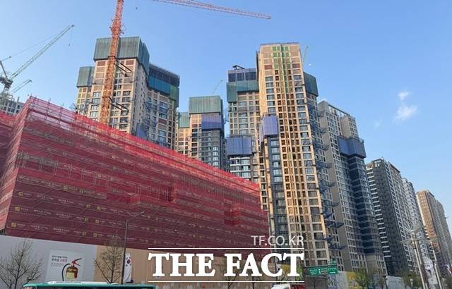 잠실미성·크로바 재건축 조합은 오는 19일 조합장 해임을 위한 임시총회를 연다. 사진은 잠실미성·크로바 재건축 공사 현장. /황준익 기자