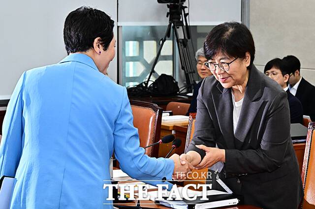 전진숙 더불어민주당 의원과 인사하는 정은경 보건복지부 장관 후보자.