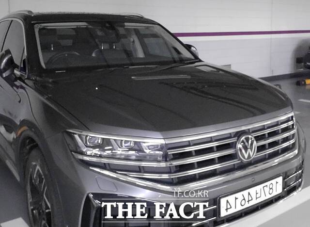 ‘오승혁의 팩트 DRIVE’는 <더팩트> 오승혁 기자가 직접 타보고, 확인하고, 묻고 답하는 자동차 콘텐츠다. 흔한 시승기의 답습이 아니라 ‘오해와 진실’을 짚는 질문형 포맷으로, 차에 관심 있는 대중의 궁금증을 대신 풀어준다. 첫 시간에는 폭스바겐 투아렉의 소문과 사실을 점검했다. /상암=오승혁 기