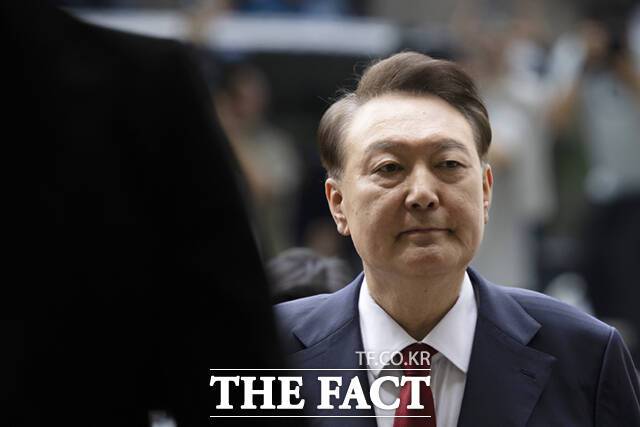 윤석열 전 대통령이 9일 오후 구속 전 피의자 심문(영장실질심사)을 받기 위해 서울 서초구 서울중앙지방법원으로 들어서고 있다. 이날 영장실질심사는 남세진(사법연수원 33기) 영장전담 부장판사 심리로 열린다. <2025.07.09 사진공동취재단>